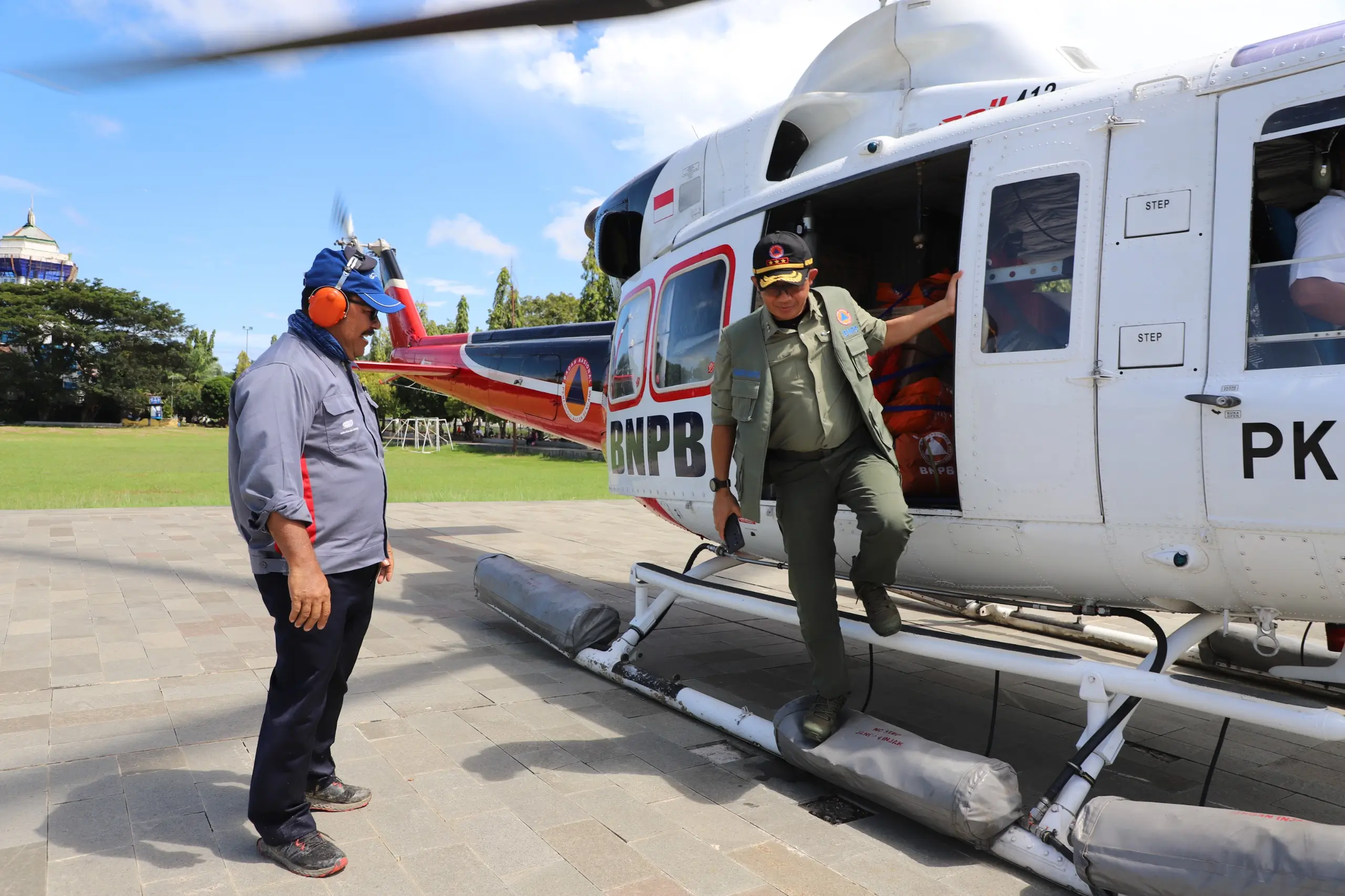 Kepala BNPB Letjen TNI Suharyanto S.Sos., M.M tiba di Alun-Alun Belopa untuk melihat langsung Pos Komando Utama Tanggap Darurat Bencana Banjir dan Tanah Longsor Kabupaten Luwu, Sulawesi Selatan, Selasa (7/5).